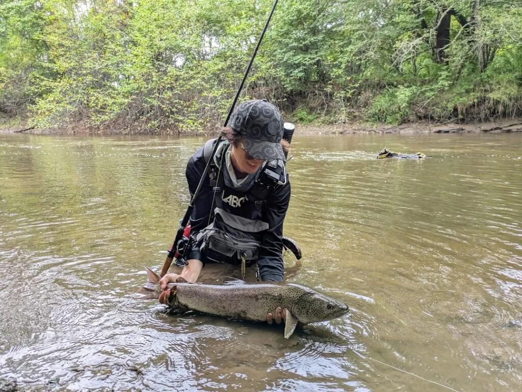 湿原のイトウ釣り