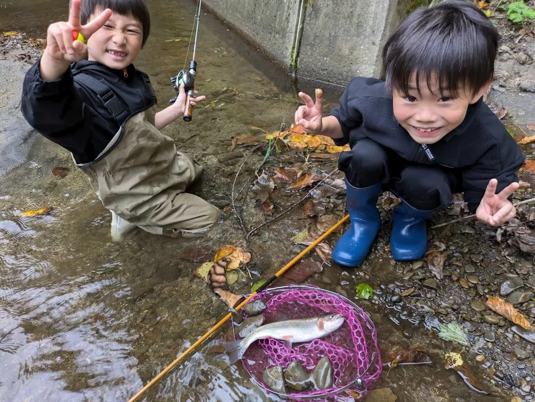 息子の同級生を連れて近所の川でニジマス釣り