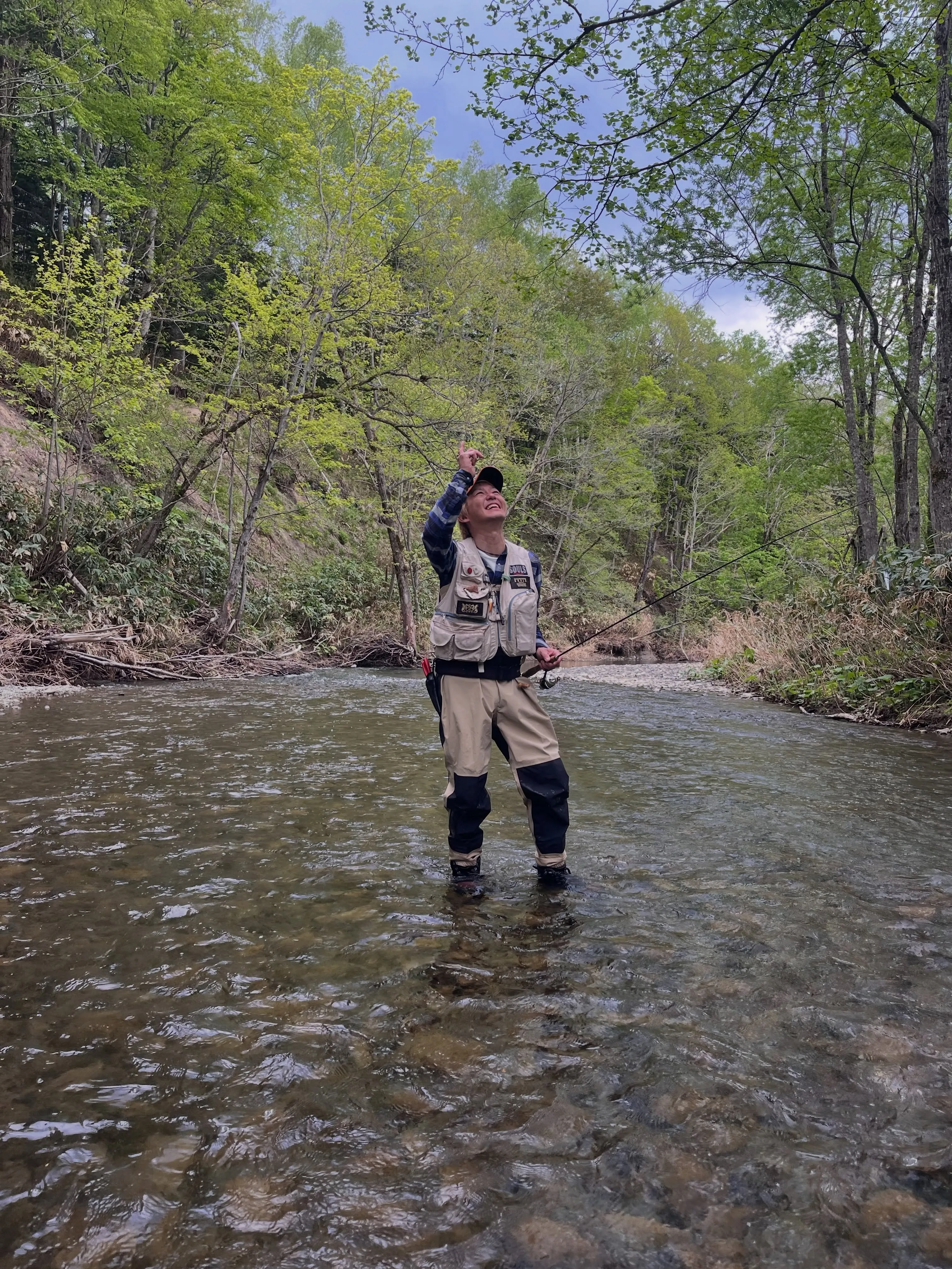 ネットの中で静かに呼吸する魚を、