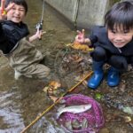 息子の同級生を連れて近所の川でニジマス釣り