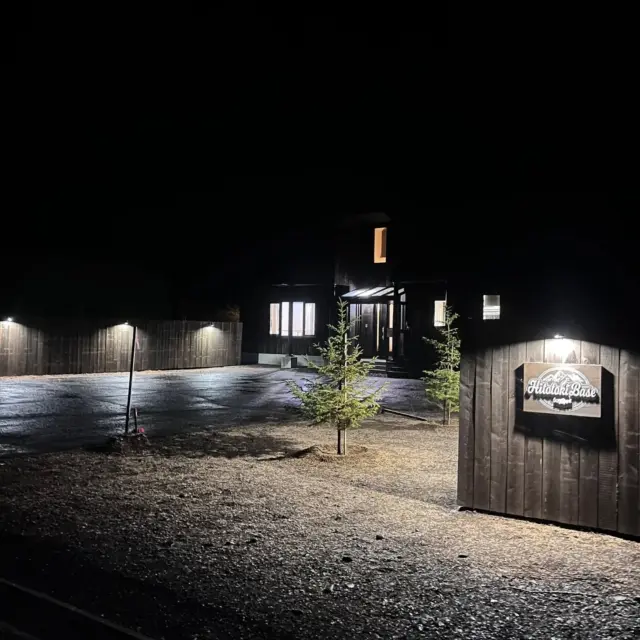 ヒトトキベースのフェンス設置と照明設置まで完成しました！
雪が降る中でしたが、愛知から @zuchan_h2 に来てもらいみんなで震えながら外仕事を楽しみました！

フェンスの骨組みは、@doushikouken_satoshi

釣り人が作る基地に是非遊びに来てください😊

《specialthanks》
ライブズクリエイト株式会社（愛知県豊川市　照明設置）
株式会社道志工建（北海道恵庭市　フェンス）