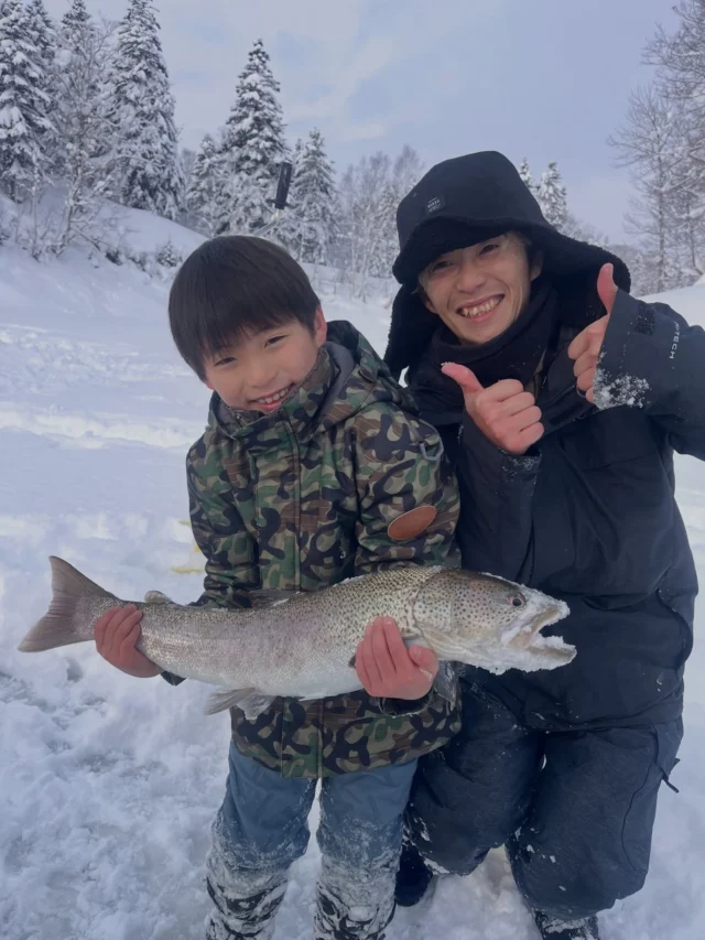 Hitotoki Baseで、家族のはじめての氷上体験。

北海道の冬、
氷の上でワカサギ釣りをやってみる時間。

道具はすべてこちらで用意しています。
釣り方もコツも、最初から一緒にやるので大丈夫！

テントの中での体験だから、
子どもも落ち着いて楽しめます。

釣ったワカサギは、そのままお持ち帰り。
今日の出来事が、家に帰ってからも続く感じ。

家族旅行の思い出に。
冬の「やってみた」をひとつ増やす感覚で。

そして──
朱鞠内湖のワカサギ釣り／鱒・イトウ釣りは「遠征ガイド」で受付しています！
初心者の方もOK。レベルや目的に合わせて内容を調整します。

【予約・問い合わせの入口】
・氷上ワカサギ体験の予約：プロフィールのリンク（aini）
　👉 @hitotokibase 
・朱鞠内湖 遠征ガイド：DM または Hitotoki Base 会員LINEからお問い合わせ、内容ご確認の上での予約となります！
※週末・遠征枠は埋まりやすいです